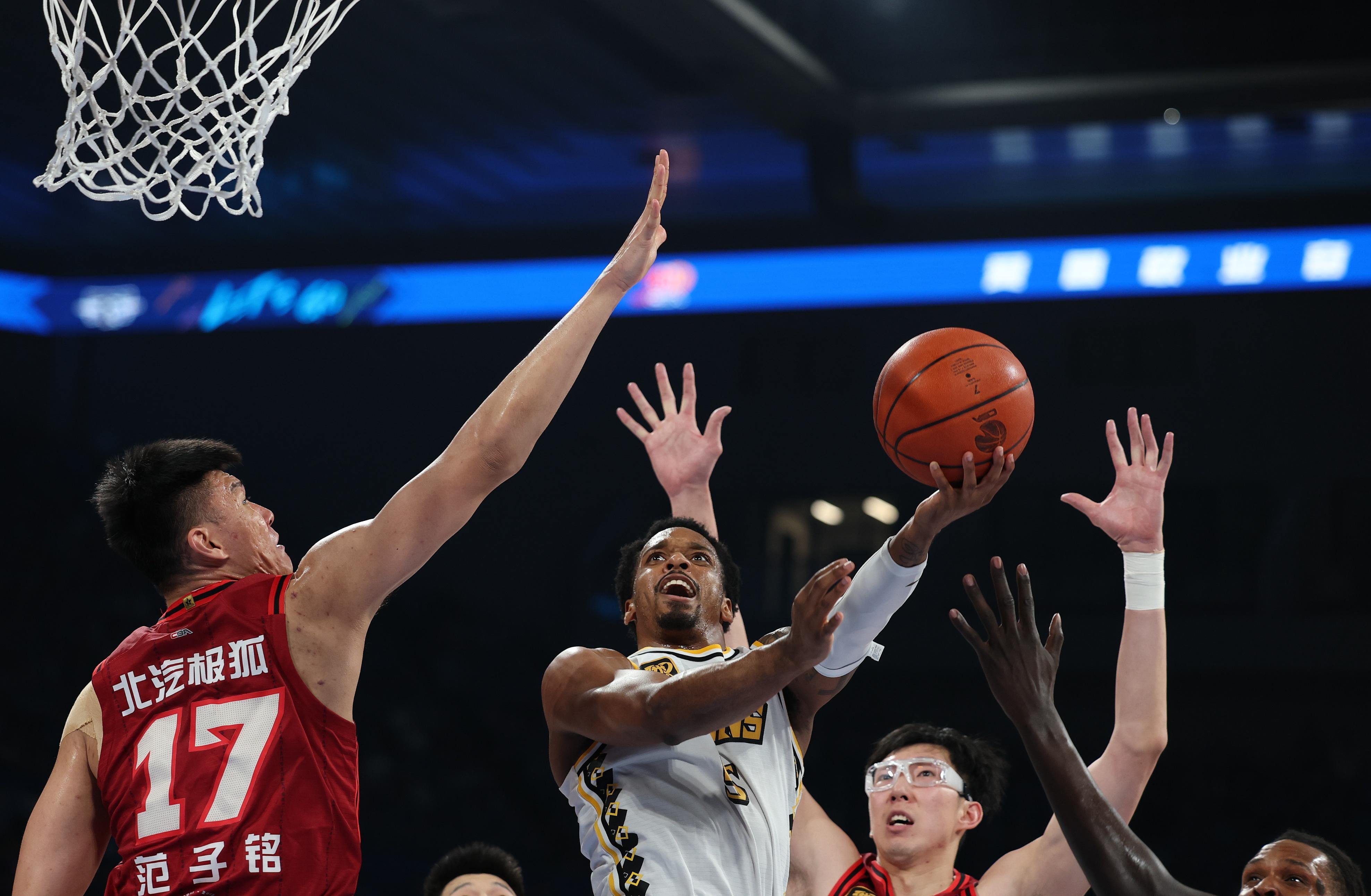 爱游戏体育-克里夫兰骑士训练开放日，今晨篮板制胜引欢呼，NBA总决赛在即，身体对抗强度拉满的简单介绍